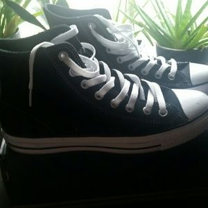Black high top converses all star